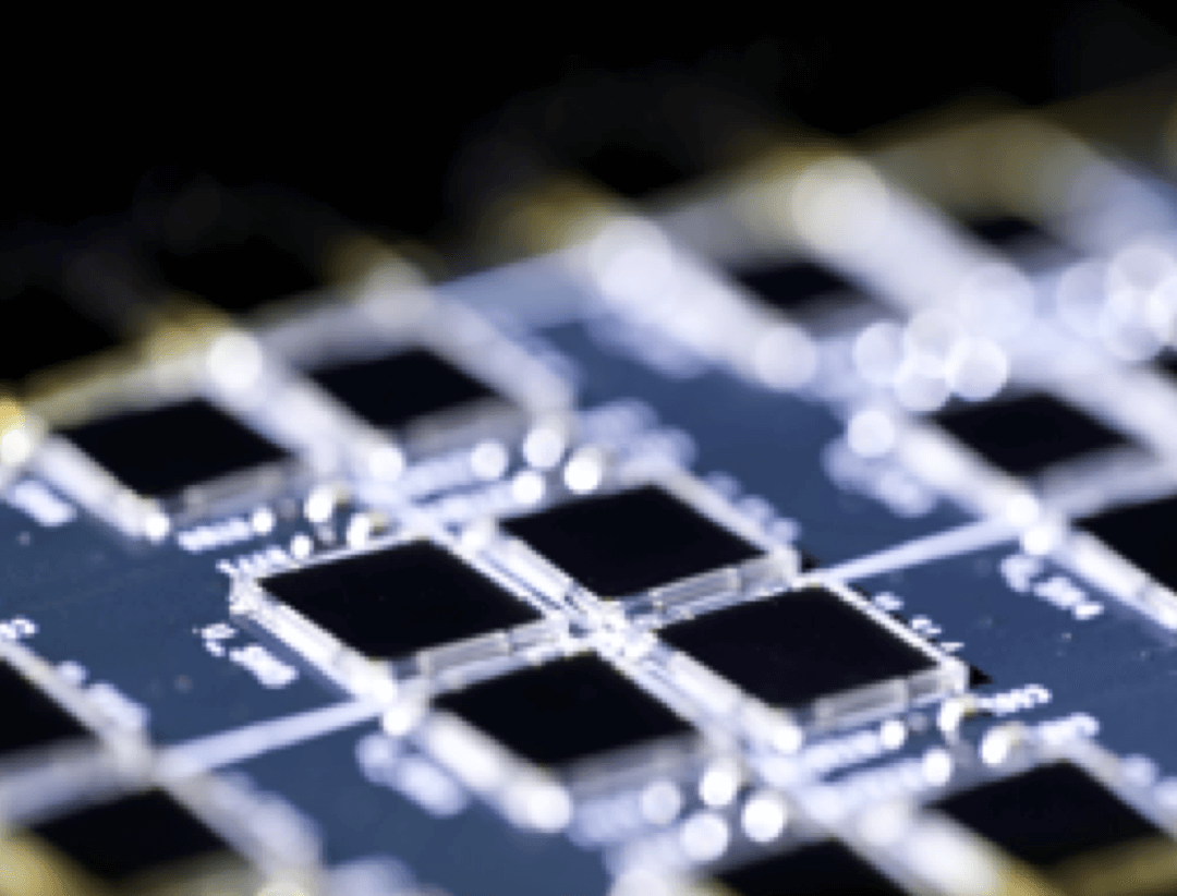black chips with SiPM technology assembled on the digital PET detector